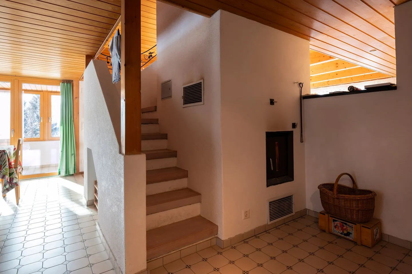 Ferienhaus Casa Chapf Arvenbüel - The staircase leads around the central wood-burning stove to the upper floor