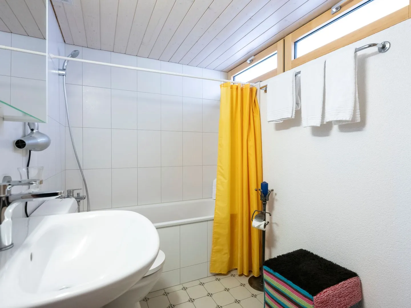 Ferienhaus Casa Chapf Arvenbüel - Bathroom with bathtub/shower, WC and washbasin on the ground floor