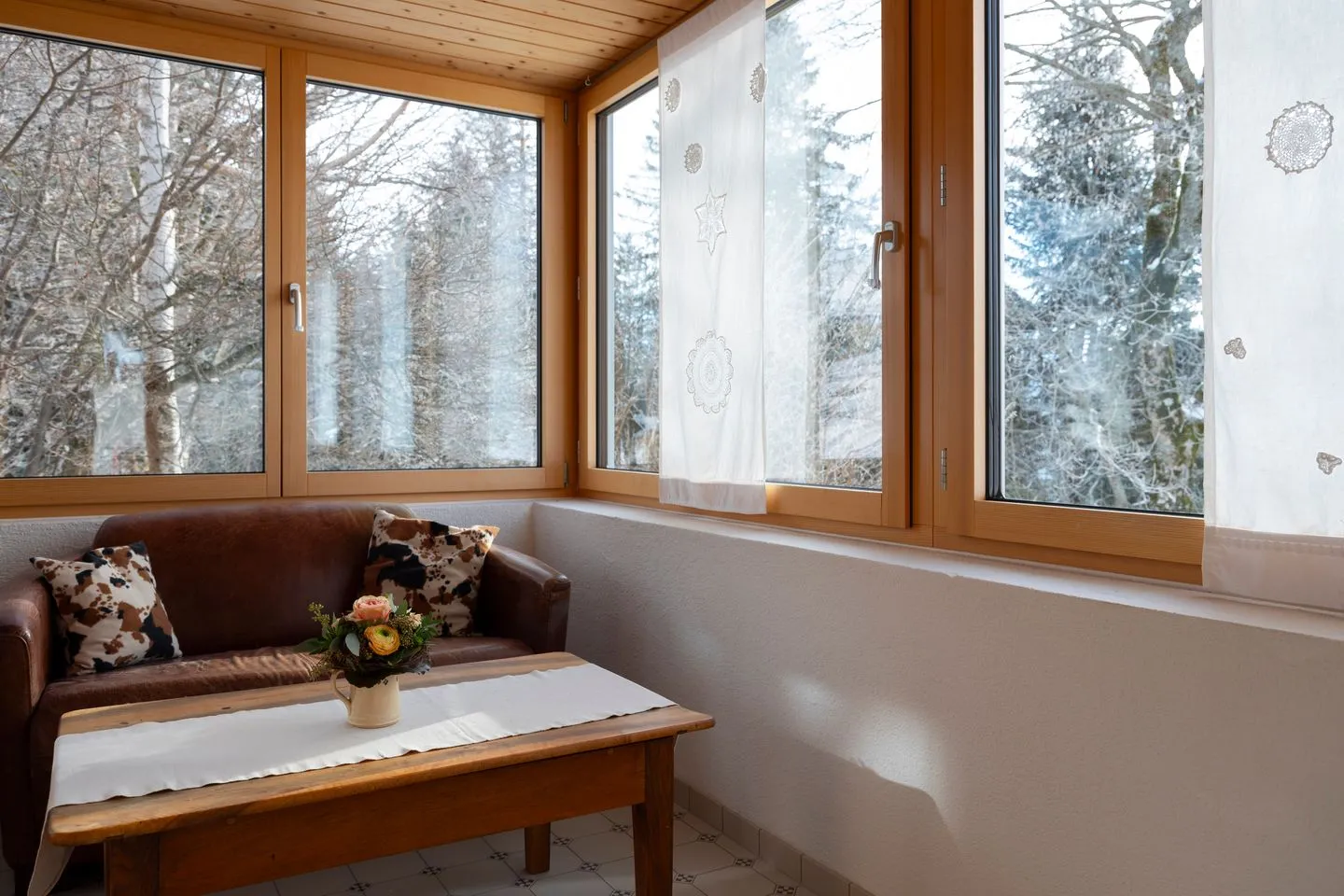 Ferienhaus Casa Chapf Arvenbüel - The conservatory in front of the dining area offers marvellous views of the natural surroundings
