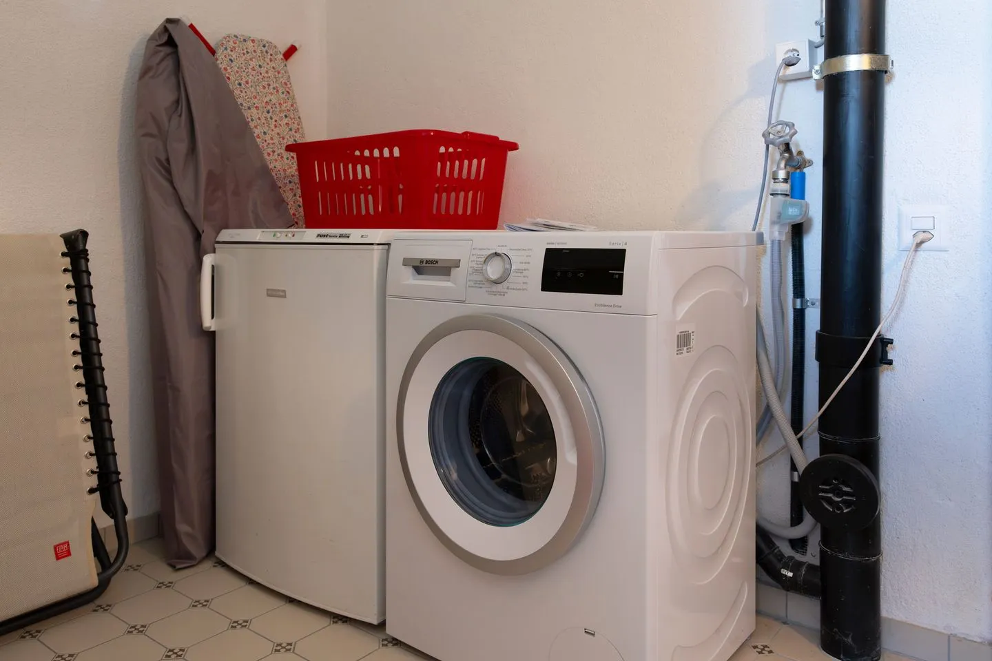 Ferienhaus Casa Chapf Arvenbüel - A washing machine is available. To the left is a freezer
