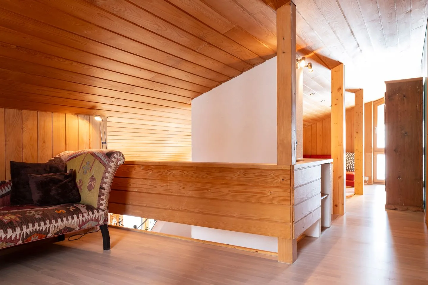 Ferienhaus Casa Chapf Arvenbüel - Gallery and hallway on the upper floor with view into the living area