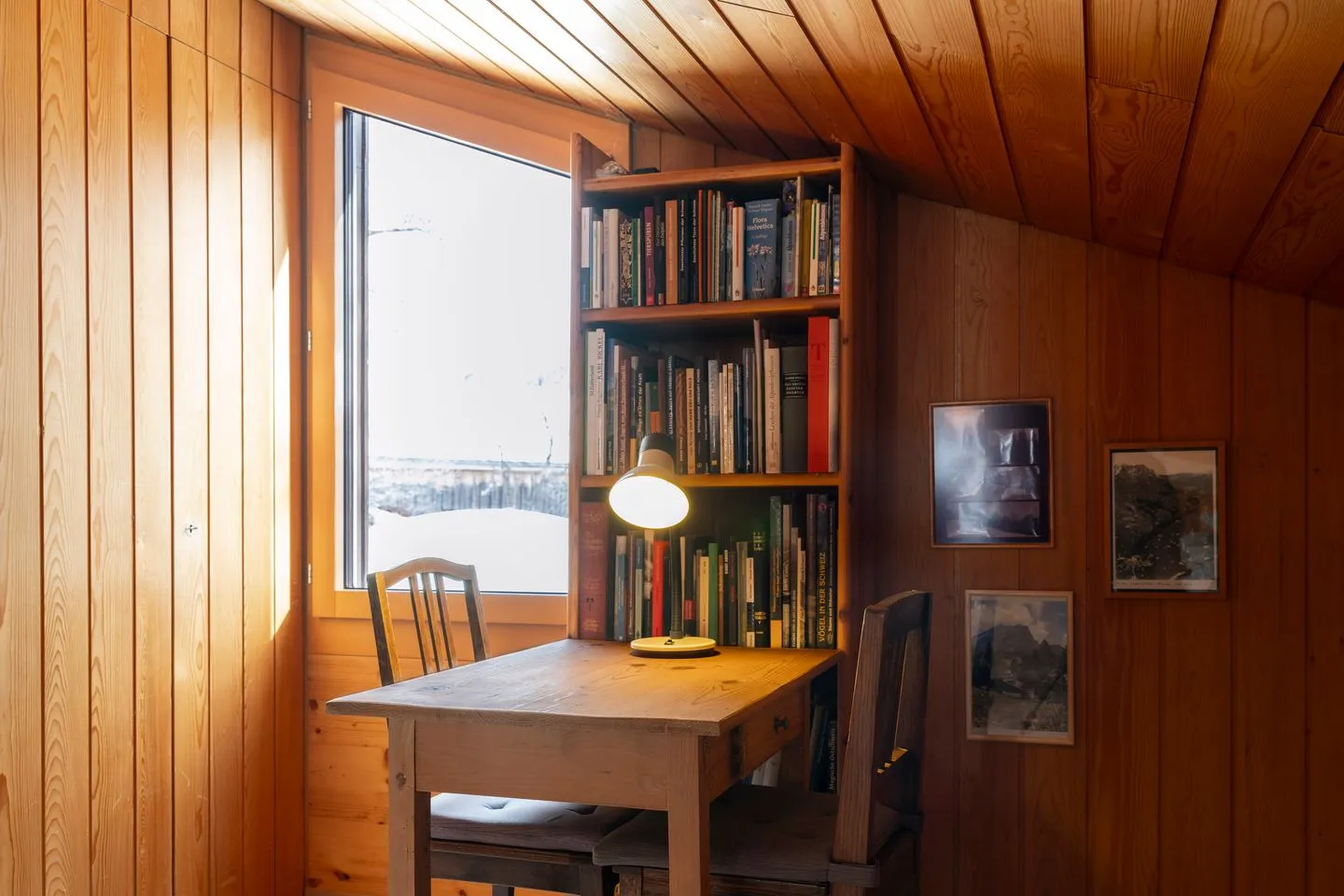 Ferienhaus Casa Chapf Arvenbüel - Cosy reading corner with a selection of books on the upper floor