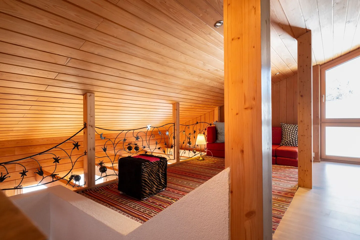 Ferienhaus Casa Chapf Arvenbüel - Gallery on the upper floor with view into the living area