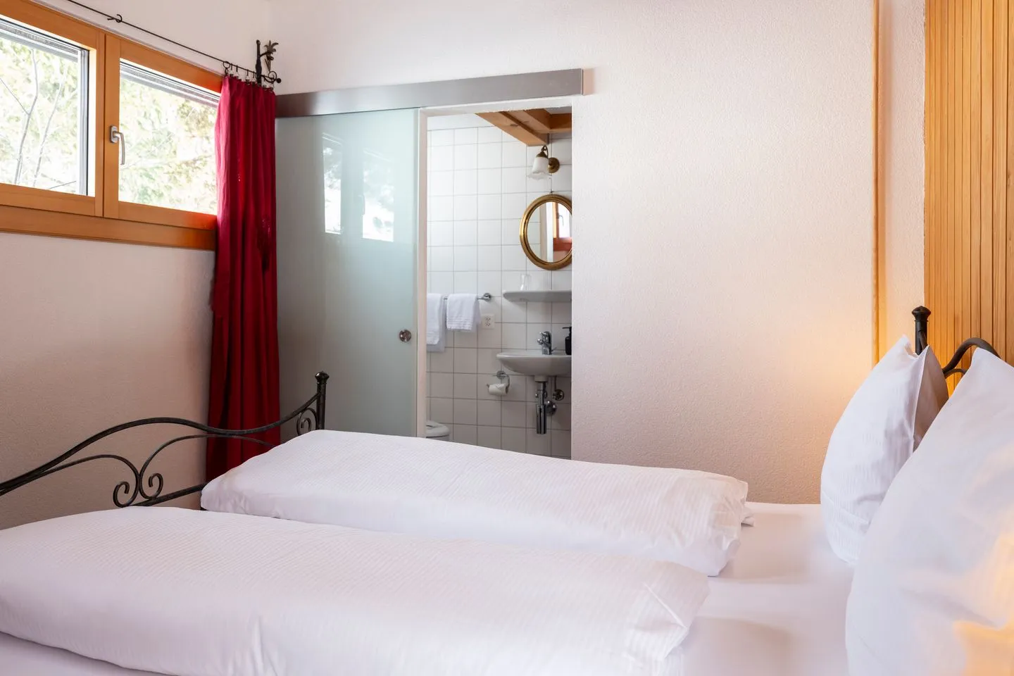 Ferienhaus Casa Chapf Arvenbüel - Master bedroom on the upper floor with en-suite bathroom