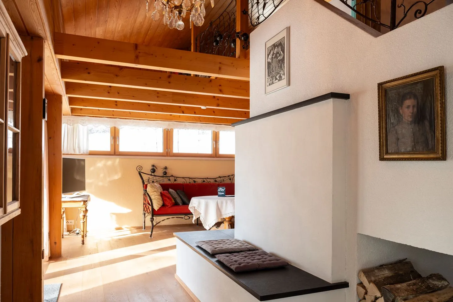 Ferienhaus Casa Chapf Arvenbüel - View from the dining area past the wood-burning stove to the living room