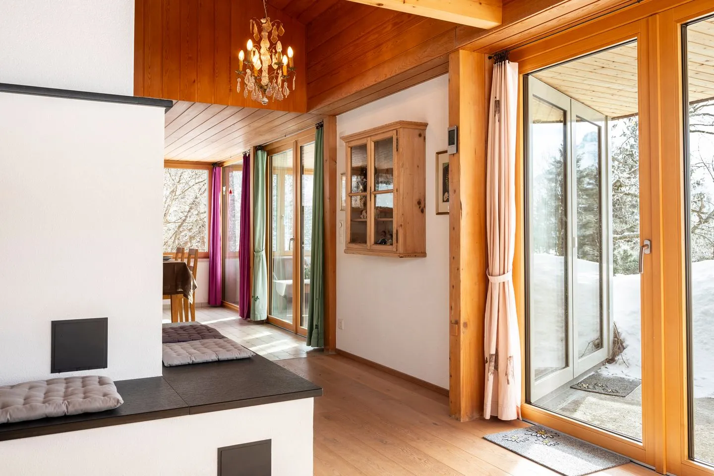 Ferienhaus Casa Chapf Arvenbüel - Here you can see through the open space from the living room into the kitchen