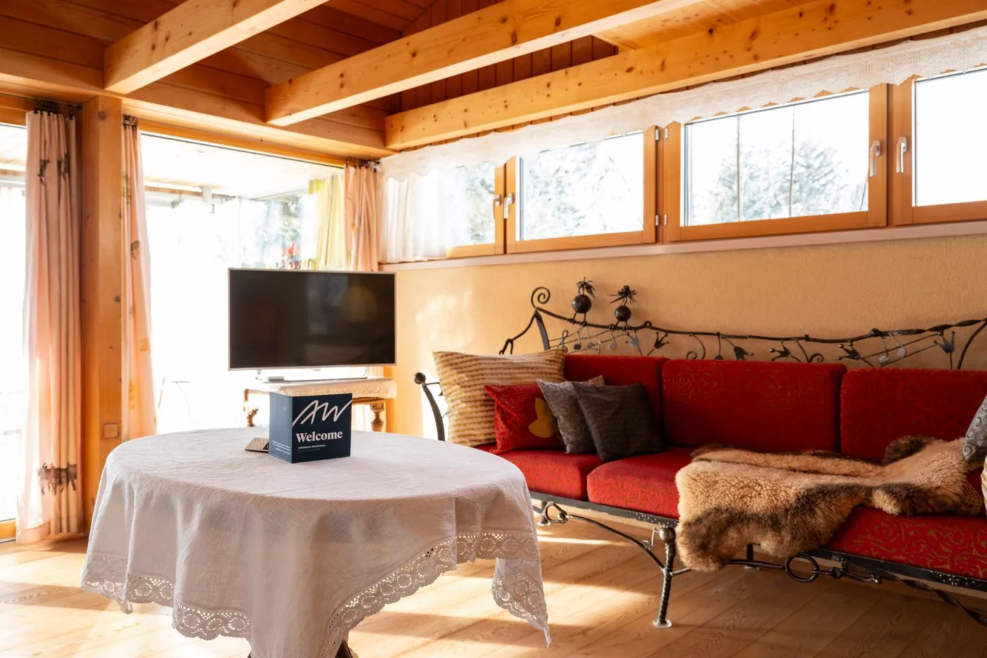 Ferienhaus Casa Chapf Arvenbüel - The cozy living room with TV and view outside