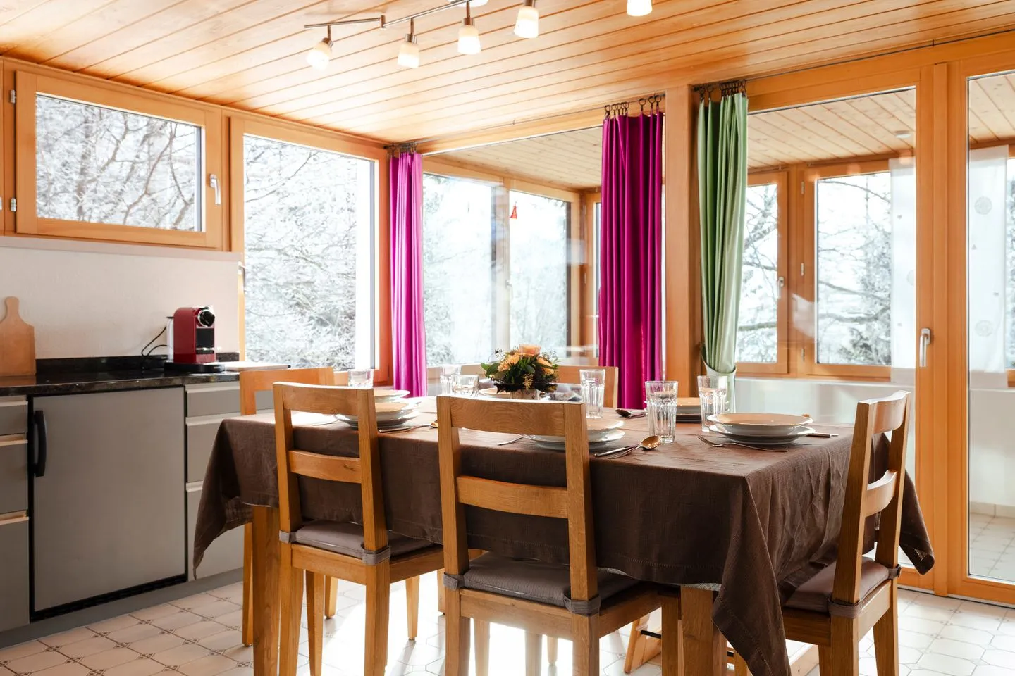 Ferienhaus Casa Chapf Arvenbüel - Dining area with view into the conservatory