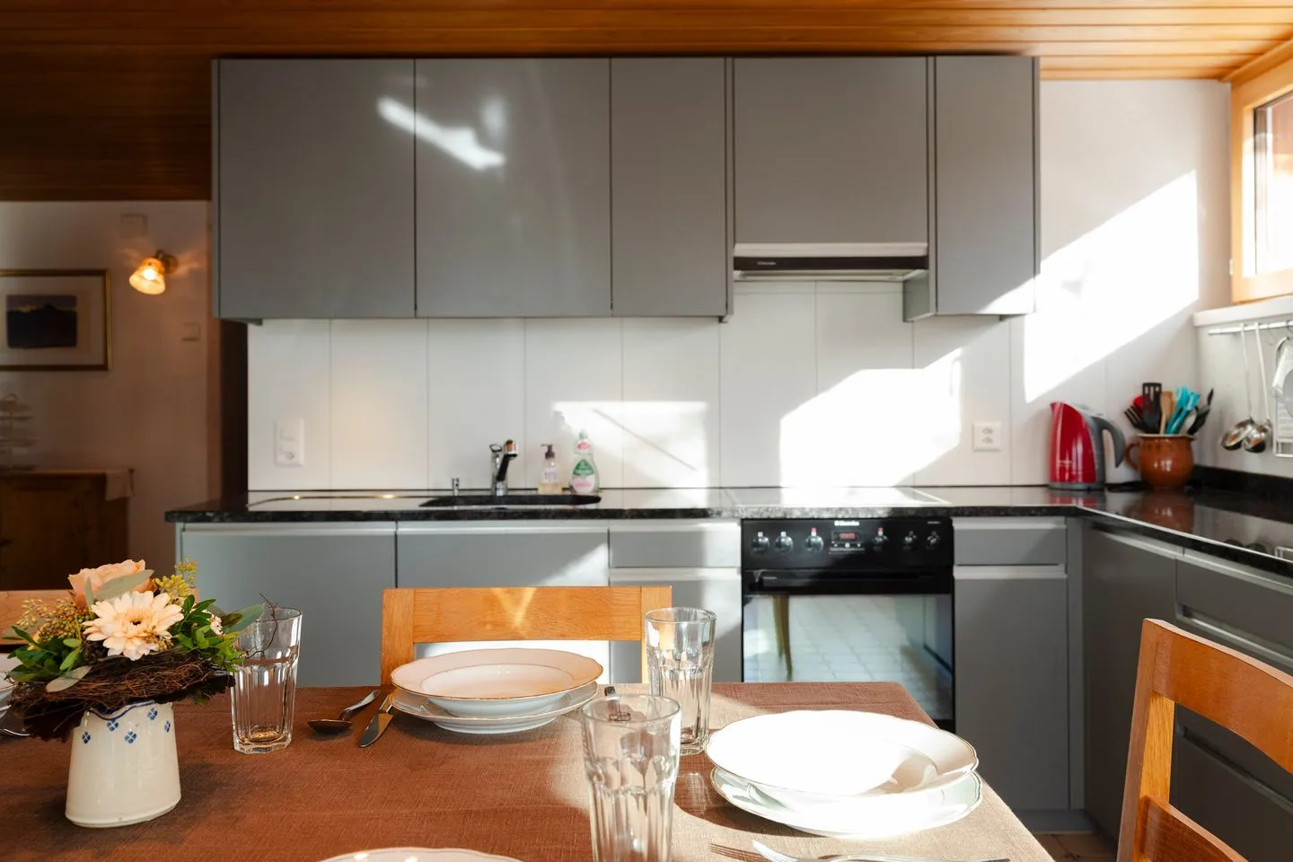 Ferienhaus Casa Chapf Arvenbüel - The dining area is also located in the spacious kitchen