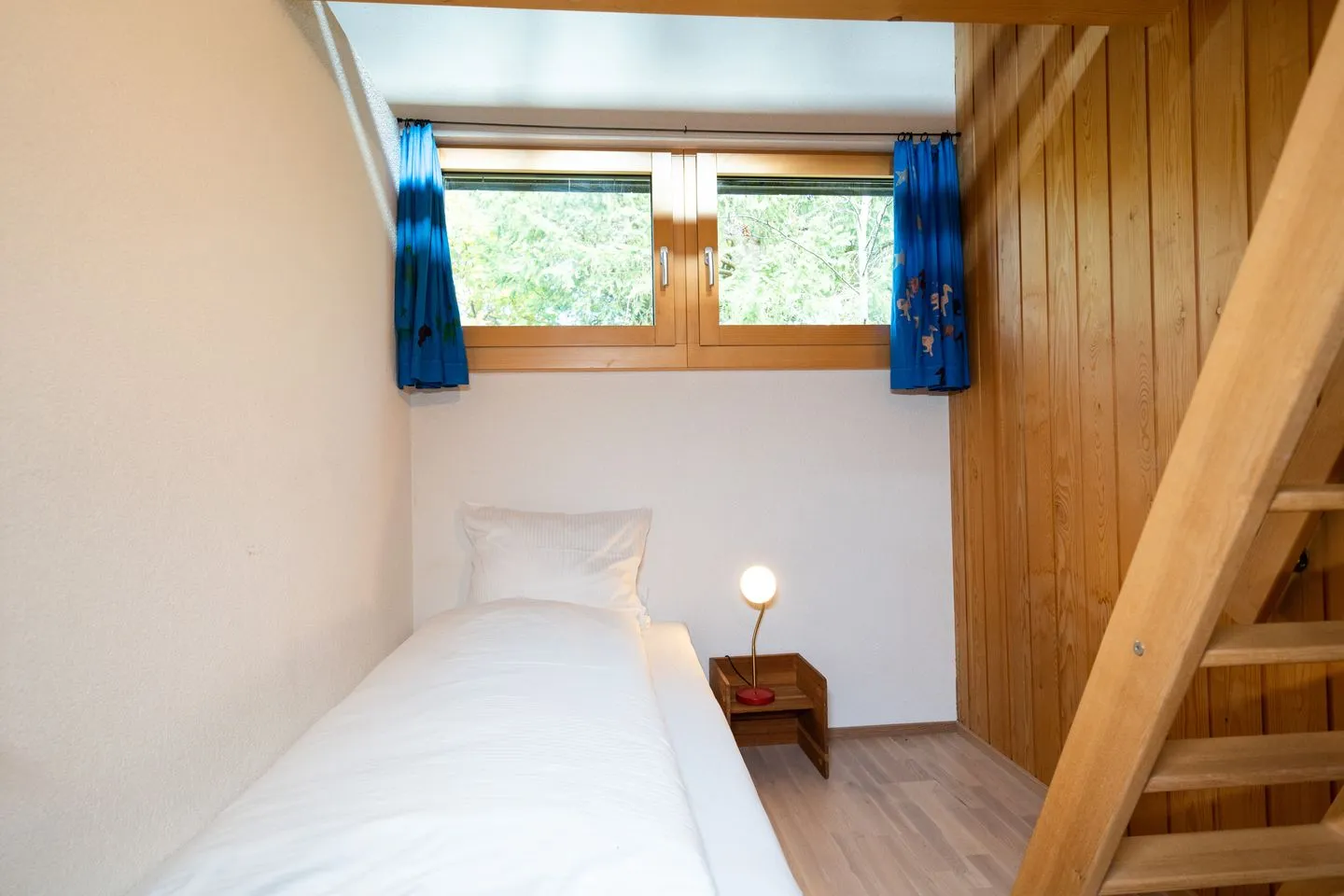 Ferienhaus Casa Chapf Arvenbüel - Room with single bed and open gallery with additional sleeping space