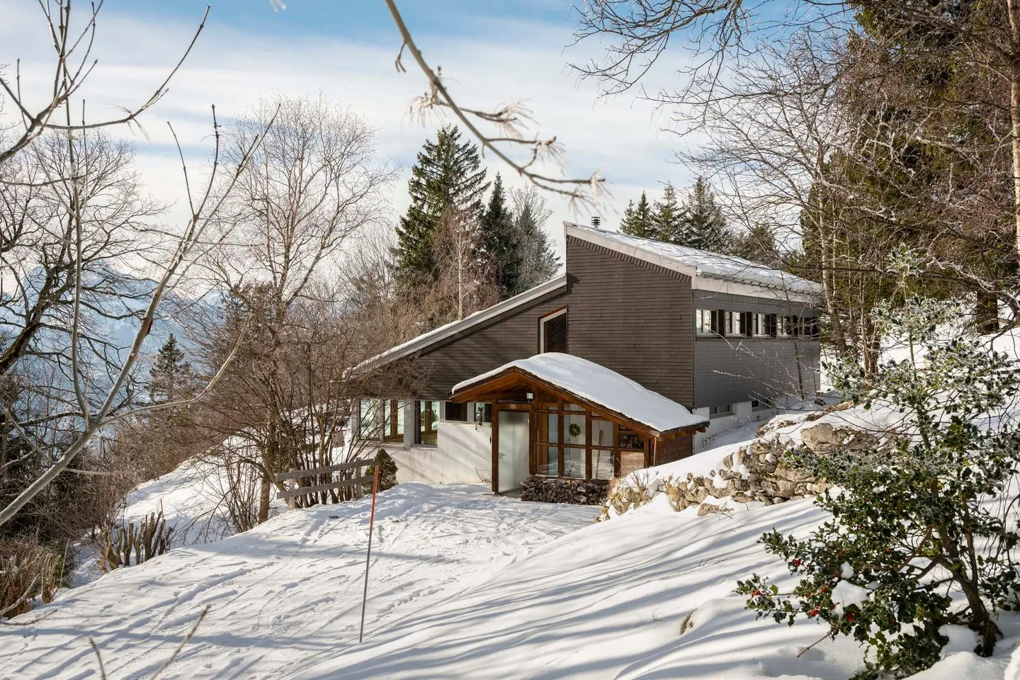 Ferienhaus Casa Chapf Arvenbüel - You can drive right up to the house. The road ends here. Snow chains or 4x4 drive are required in winter.