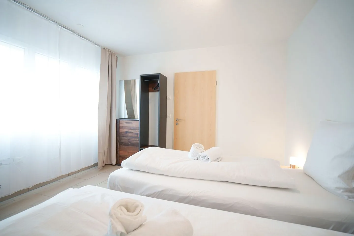 Haus Gmür - Zimmer im Erdgeschoss Amden - Two single beds with a wardrobe and dresser