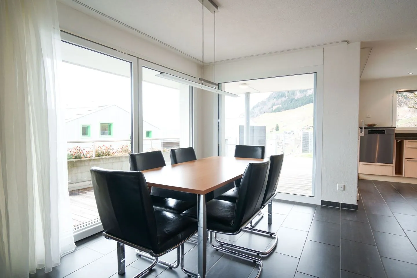 Haus Gmür - Zimmer im Erdgeschoss Amden - Dining area with view of the garden