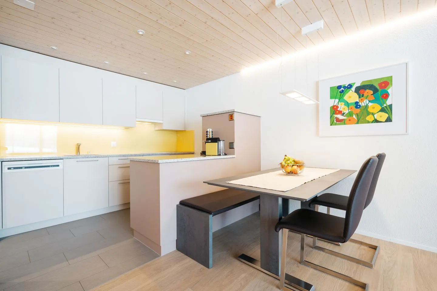 Apartment Bischofberger D20 Arvenbüel - Modern kitchen and dining area