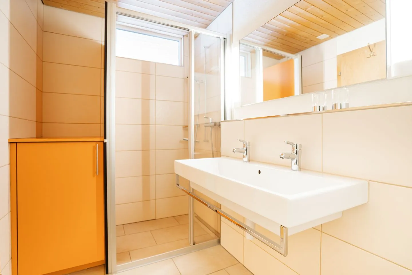 Apartment Bischofberger D20 Arvenbüel - Modern bathroom with shower