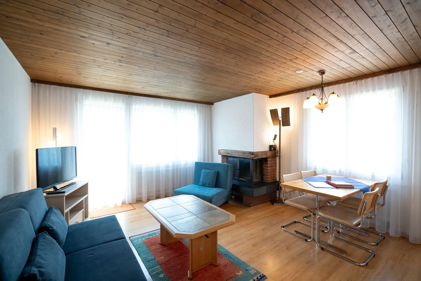 Apartment Bischofberger D22 Arvenbüel - Im gemütlichen Wohnzimmer steht ein TV-Gerät und ein Kamin