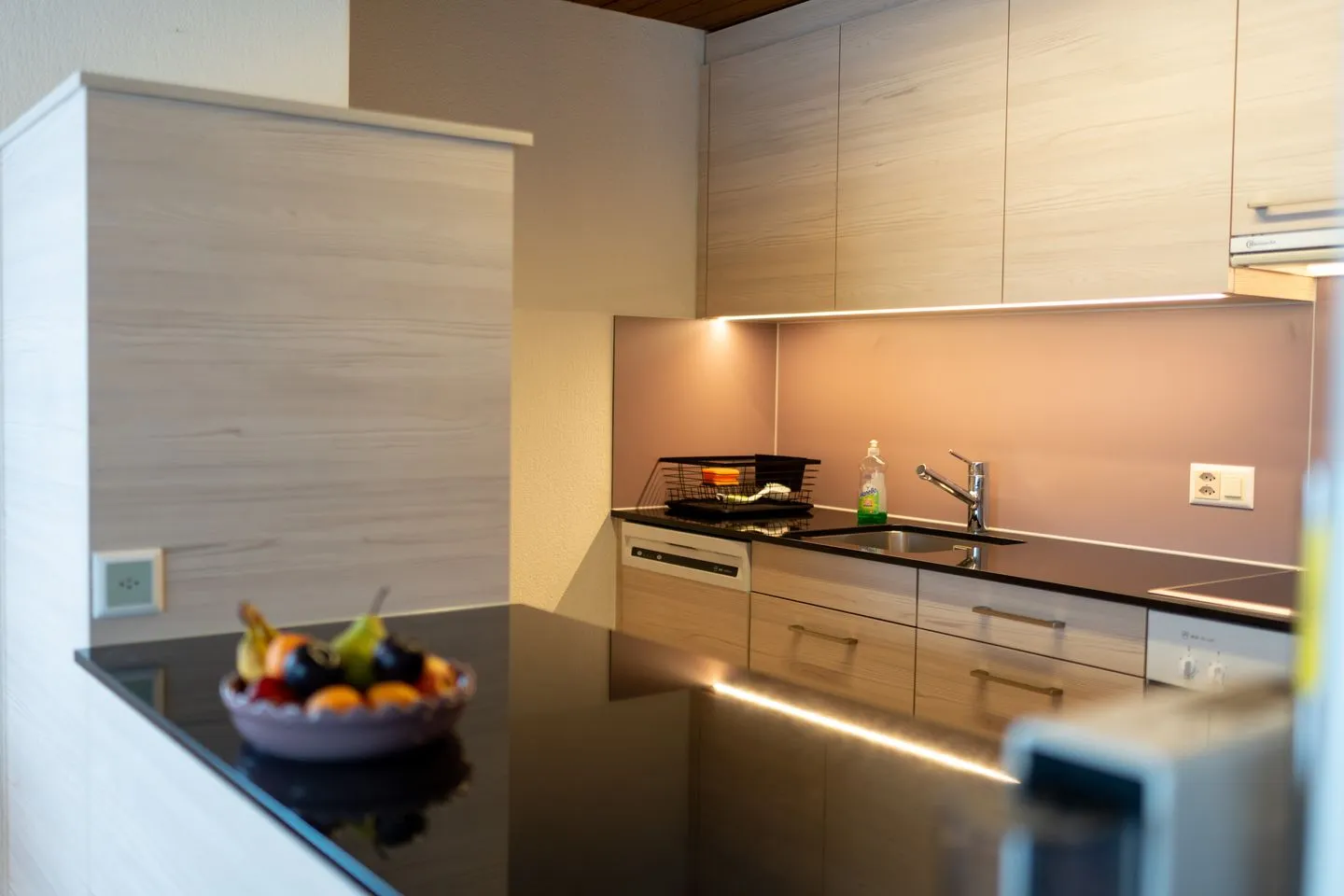 Apartment Bischofberger D22 Arvenbüel - Die Küche hat eine Spülmaschine und Nespresso Kaffeemaschine