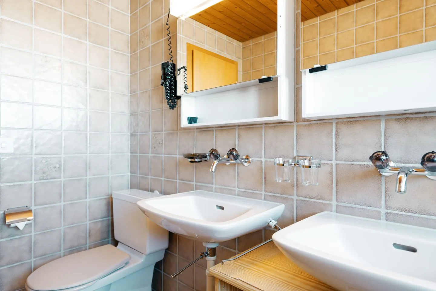 Apartment Bischofberger D22 Arvenbüel - Das Badezimmer hat zwei Waschbecken