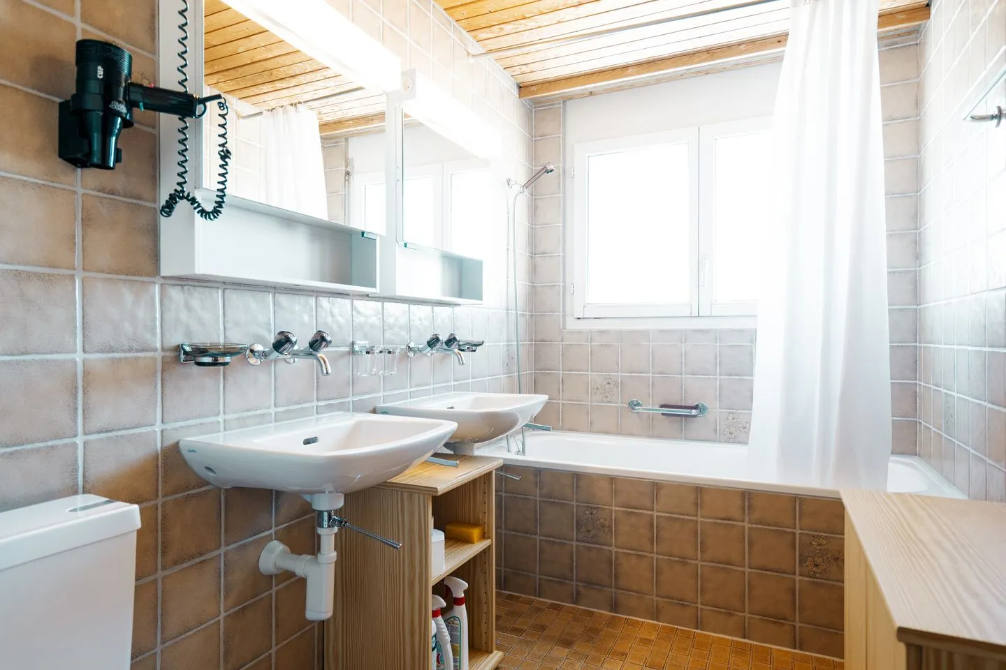 Apartment Bischofberger D22 Arvenbüel - Das Badezimmer mit einer Badewanne