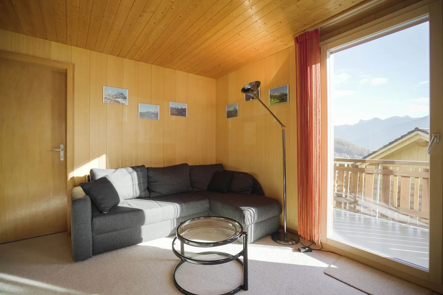 Chalet Biodola Amden - Gemütliches Sofa im Wohnzimmer