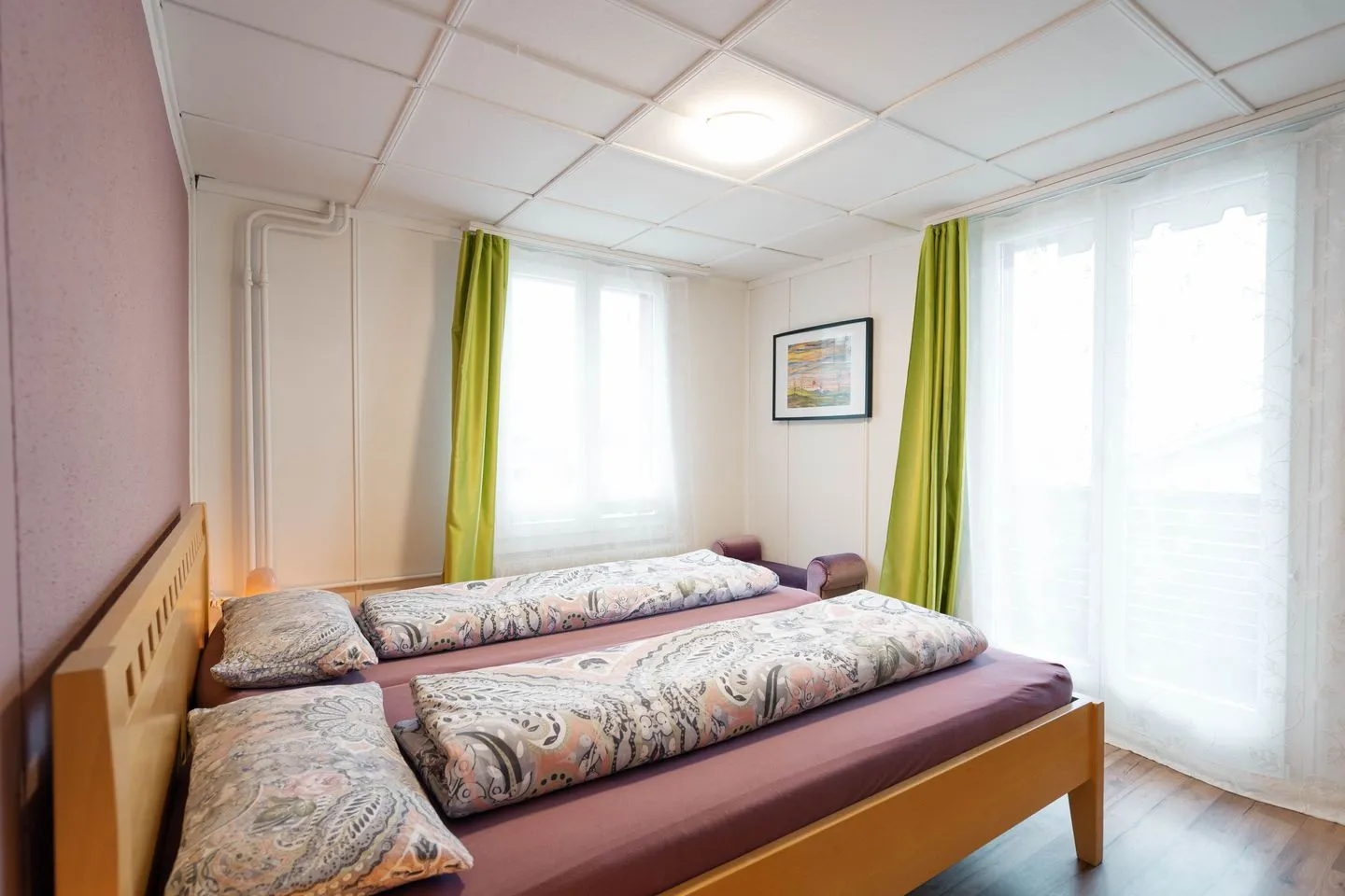 Apartment Heimathus Amden - The windows let plenty of light into the room