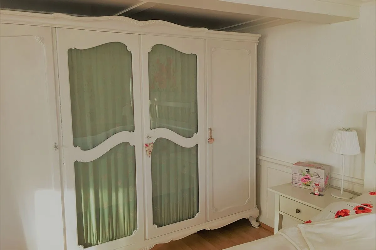 Apartment Karli 2 Amden - Im Zimmer ist ein grosser Schrank