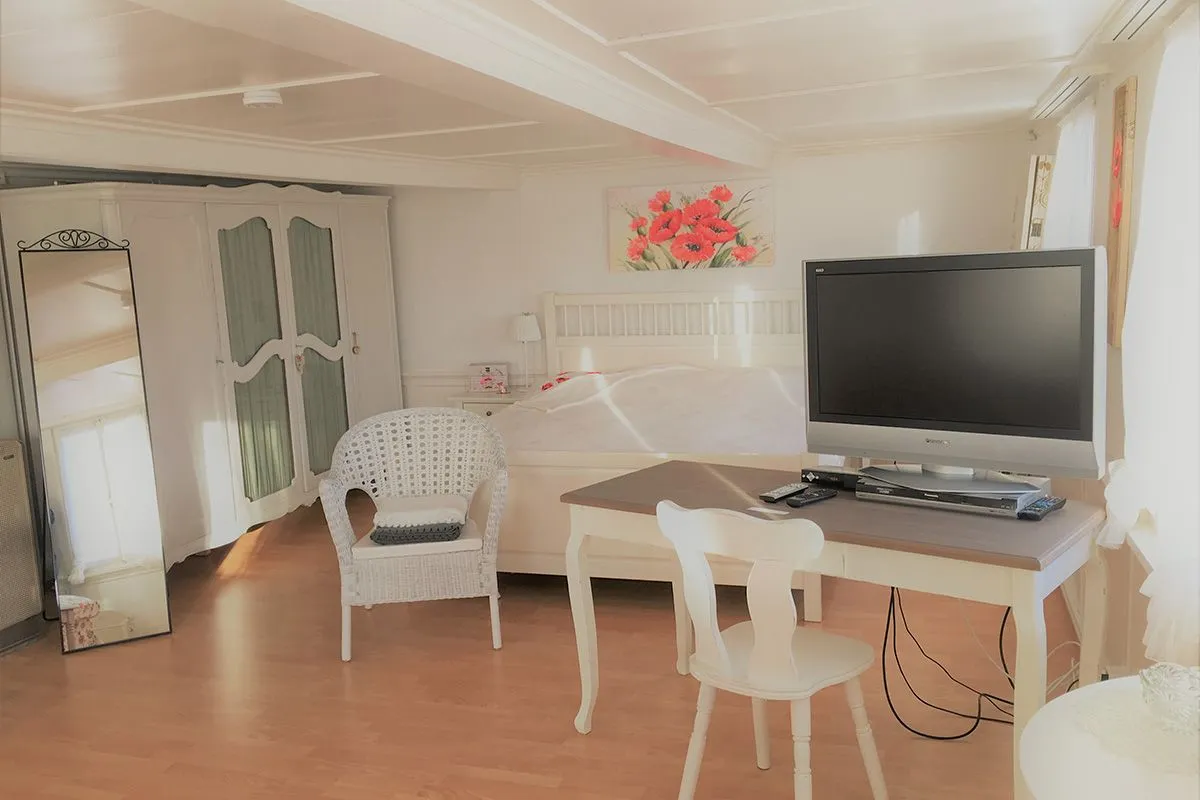 Apartment Karli 2 Amden - Im Schlafzimmer befindet sich ein Arbeitstisch