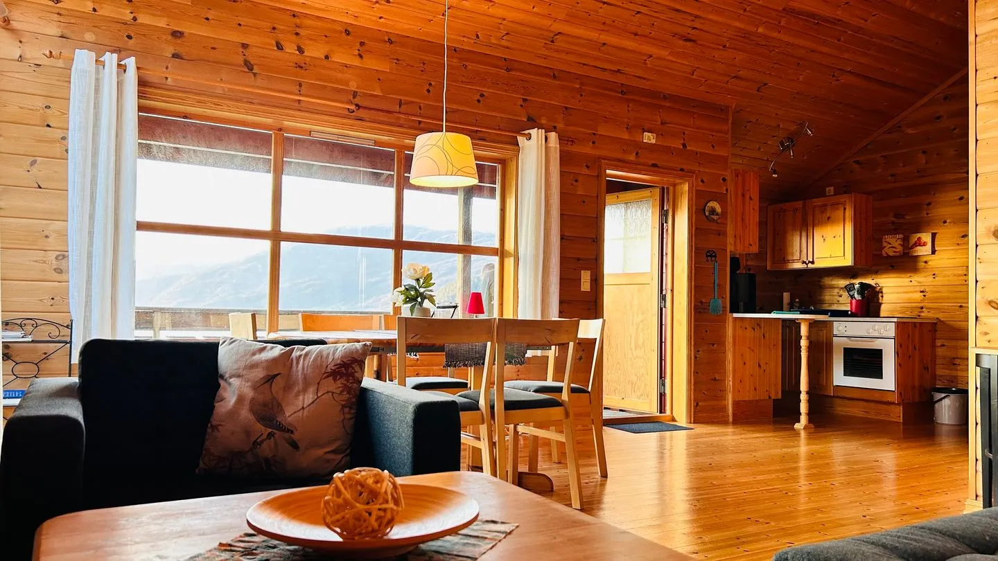 Fjordhytte-1 Ænes - Panoramaaussicht vom Ferienhaus auf den Hardangerfjord und die Bergkulisse