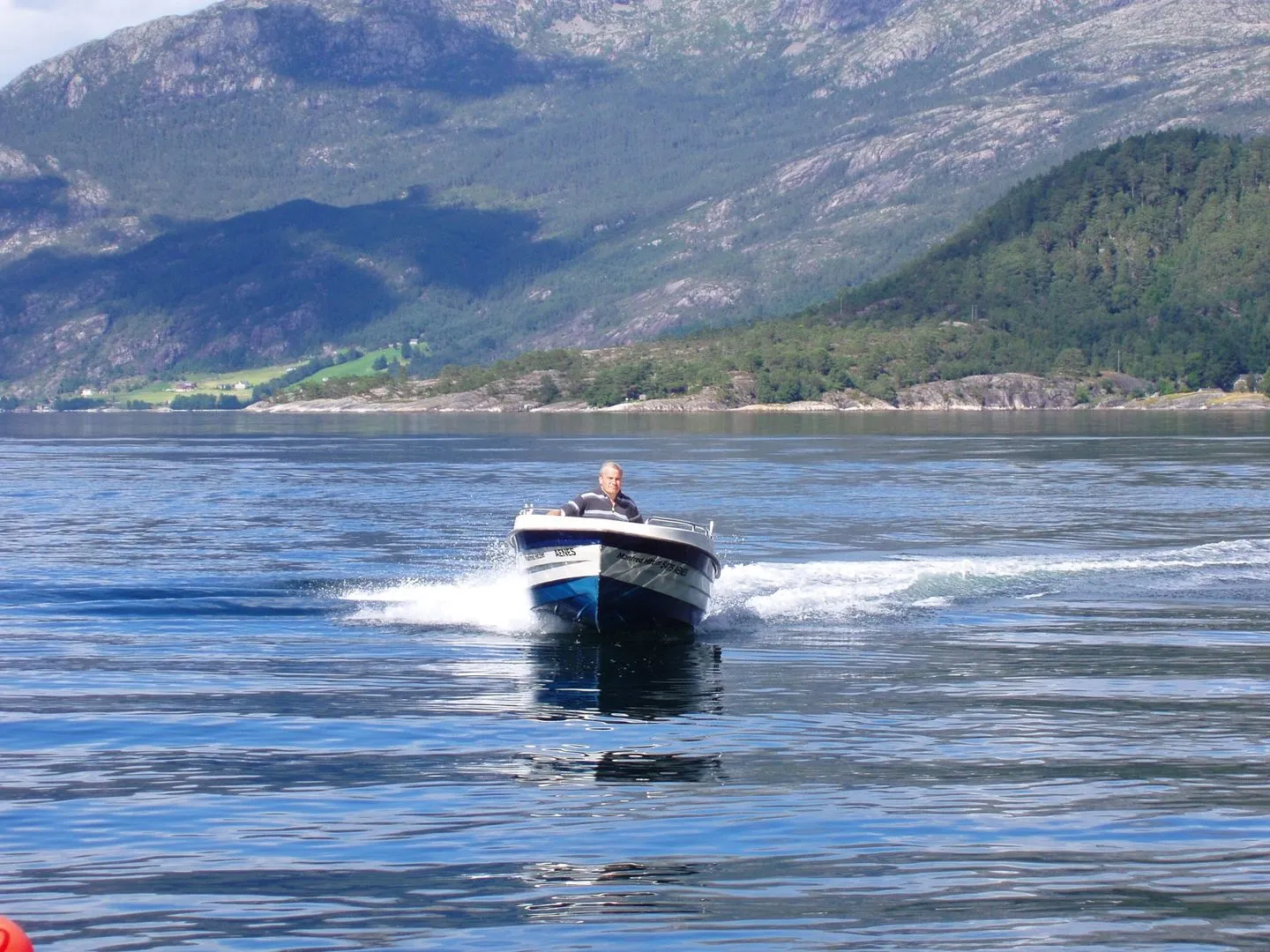 Fjordhytte-2 Ænes - Motorboot fahren am Hardangerfjord