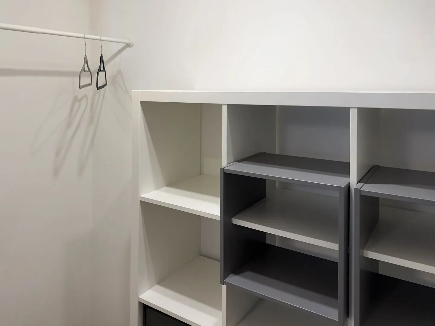 Haus Diana Ferienwohnung „Agnes" Wittdün auf Amrum - Begehbarer Kleiderschrank im Schlafzimmer der Ferienwohnung Agnes im Haus Diana in Wittdün auf Amrum