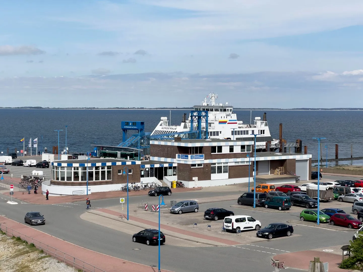 Haus Nordenlicht Ferienwohnung "Kiek-an" Wittdün auf Amrum - Blick auf den Fähranleger vom Balkon der Ferienwohnung Anneliese in Wittdün auf Amrum