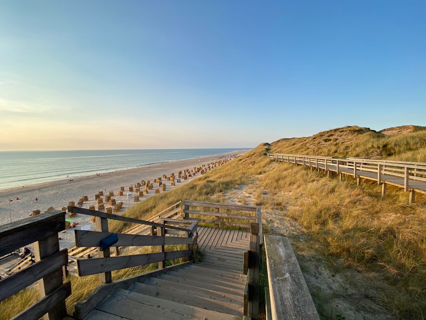 Strandkörbe und Strand zum Sonnenuntergang