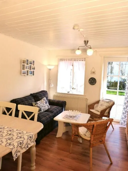 Hüs Sanskiin Ferienwohnung *Fiiwfut* Süddorf auf Amrum - Essplatz und Sofa in der Ferienwohnung Fiiwfut in Süddorf auf Amrum
