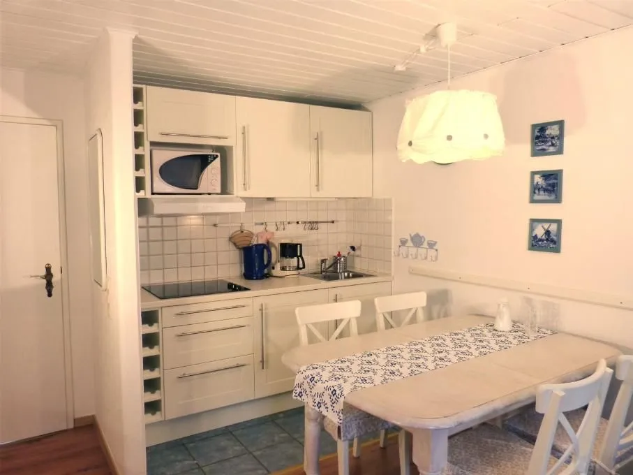 Hüs Sanskiin Ferienwohnung *Fiiwfut* Süddorf auf Amrum - Küche in der Ferienwohnung Fiiwfut in Süddorf auf Amrum