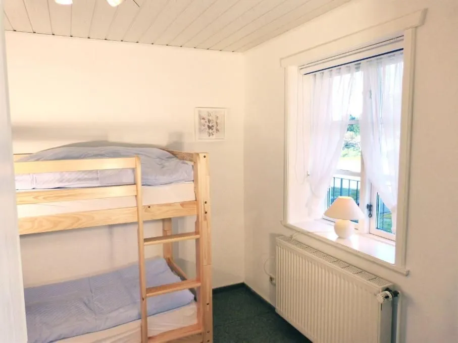 Hüs Sanskiin Ferienwohnung *Fiiwfut* Süddorf auf Amrum - Schlafzimmer mit Hochbetten in der Ferienwohnung Fiiwfut in Süddorf auf Amrum