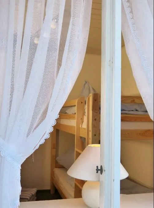 Hüs Sanskiin Ferienwohnung *Fiiwfut* Süddorf auf Amrum - Blick in das Schlafzimmer der Ferienwohnung Fiiwfut in Süddorf auf Amrum