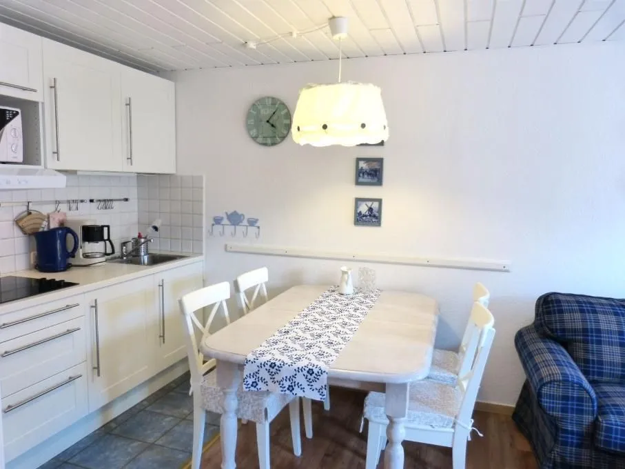 Hüs Sanskiin Ferienwohnung *Fiiwfut* Süddorf auf Amrum - Eßtisch in der Ferienwohnung Fiiwfut in Süddorf auf Amrum