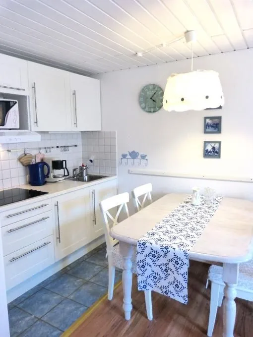 Hüs Sanskiin Ferienwohnung *Fiiwfut* Süddorf auf Amrum - Küche und Esstisch in der Ferienwohnung Fiiwfut in Süddorf auf Amrum