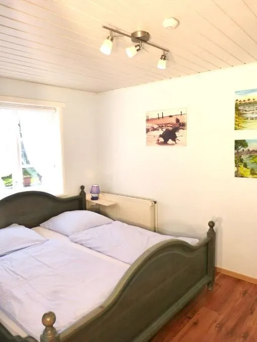 Hüs Sanskiin Ferienwohnung *Fiiwfut* Süddorf auf Amrum - Schlafzimmer mit Doppelbett in der Ferienwohnung Fiiwfut in Süddorf auf Amrum