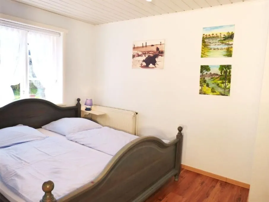 Hüs Sanskiin Ferienwohnung *Fiiwfut* Süddorf auf Amrum - Doppelbettschlafzimmer in der Ferienwohnung Fiiwfut in Süddorf auf Amrum