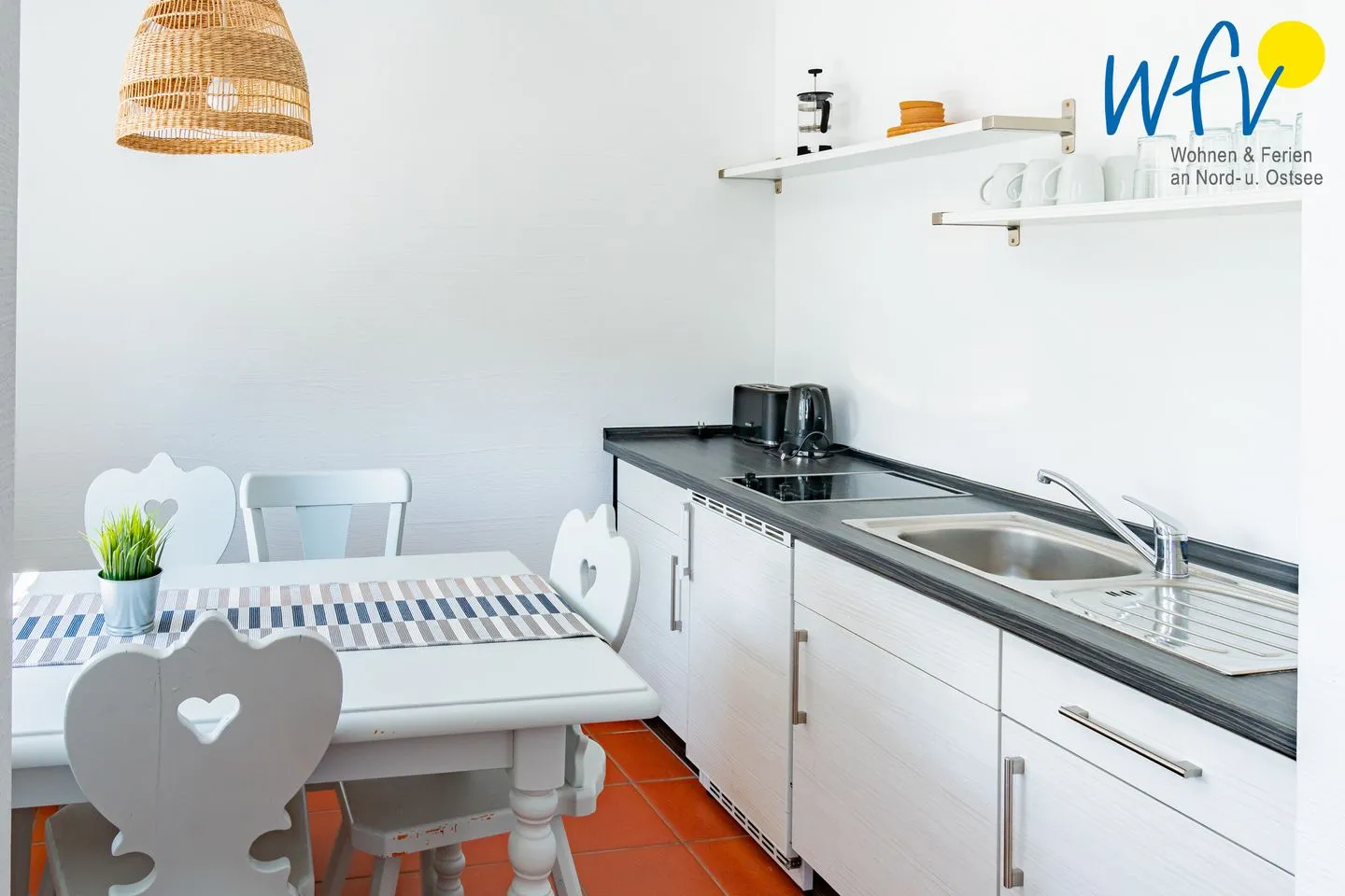 Ferienhaus am Gutspark Dranske Ferienwohnung Strandflieder Rügen - Dranske - Küche / Küchenzeile
