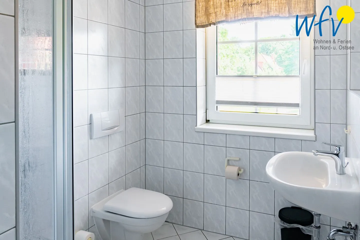 Ferienhaus am Gutspark Dranske Ferienwohnung Strandkamille Rügen - Dranske - Badezimmer