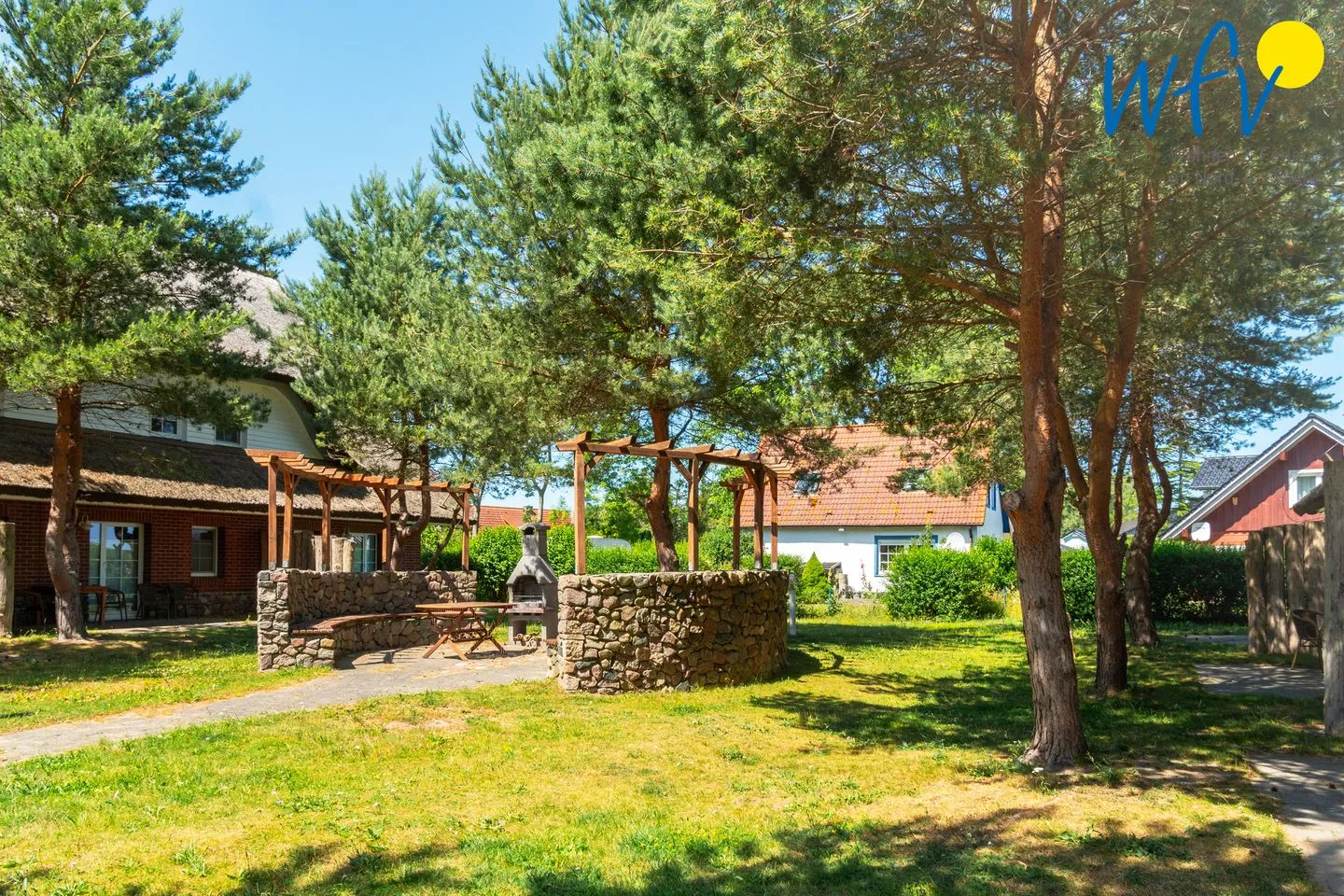 Ferienhaus am Gutspark Dranske Ferienwohnung Sonnenmeer Rügen - Dranske - Hauptansicht