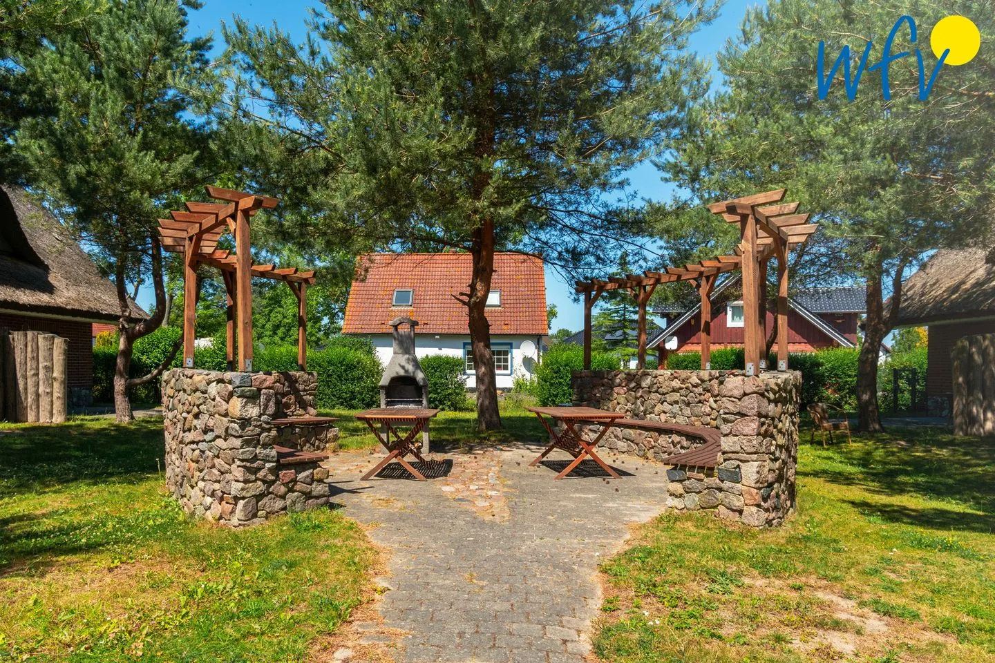 Ferienhaus am Gutspark Dranske Ferienwohnung Sonnenmeer Rügen - Dranske - Hauptansicht