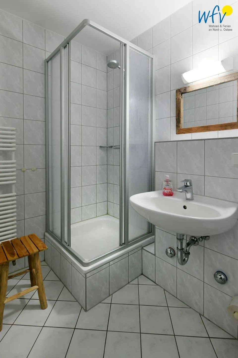 Ferienhaus am Gutspark Dranske Ferienwohnung Sandglöckchen Rügen - Dranske - Badezimmer