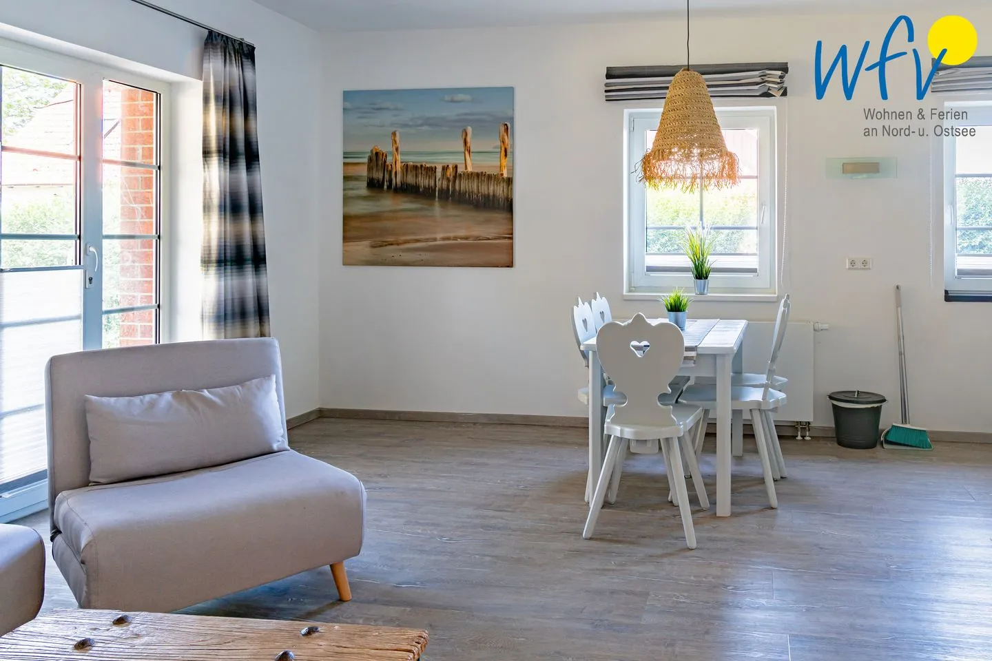 Ferienhaus am Gutspark Dranske Ferienwohnungen Sonnenaufgang und Sonnentag Rügen - Dranske - Wohnzimmer
