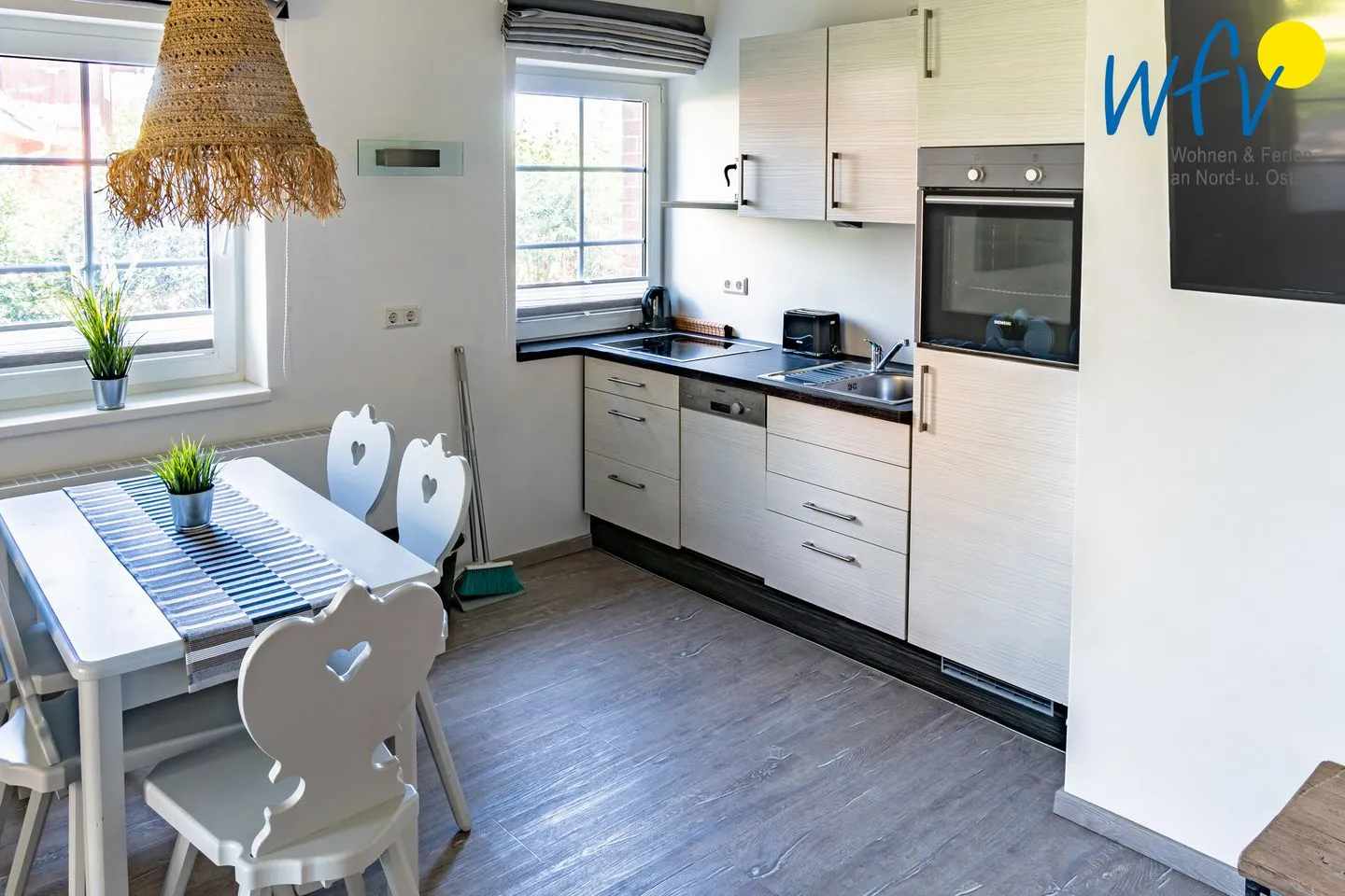 Ferienhaus am Gutspark Dranske Ferienwohnungen Sonnenaufgang und Sonnentag Rügen - Dranske - Küche / Küchenzeile