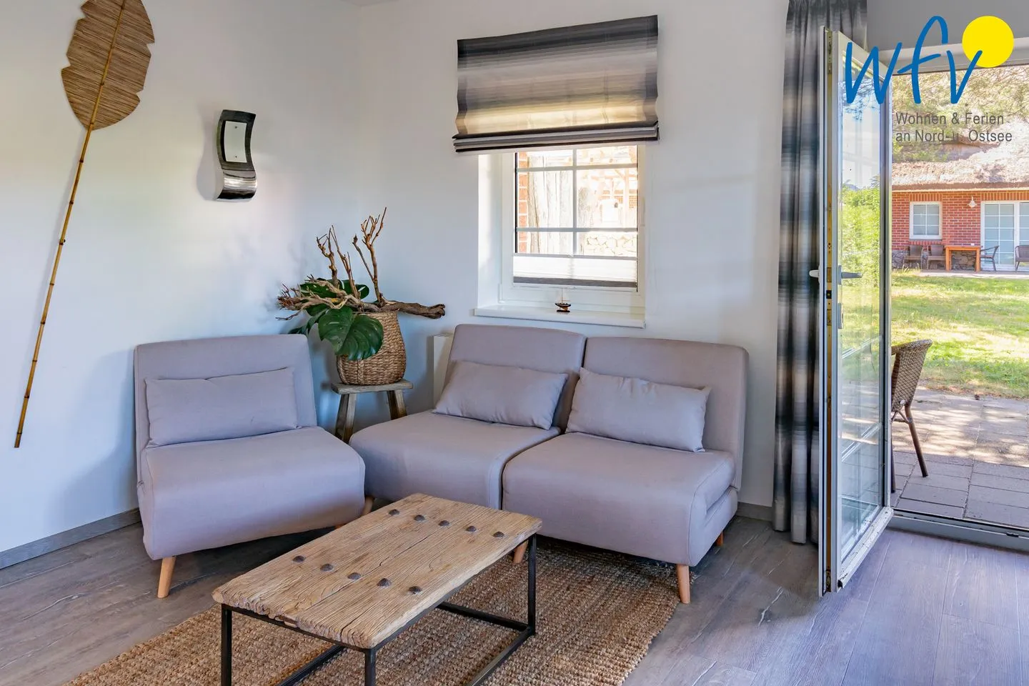 Ferienhaus am Gutspark Dranske Ferienwohnungen Sonnenaufgang und Sonnentag Rügen - Dranske - Wohnzimmer