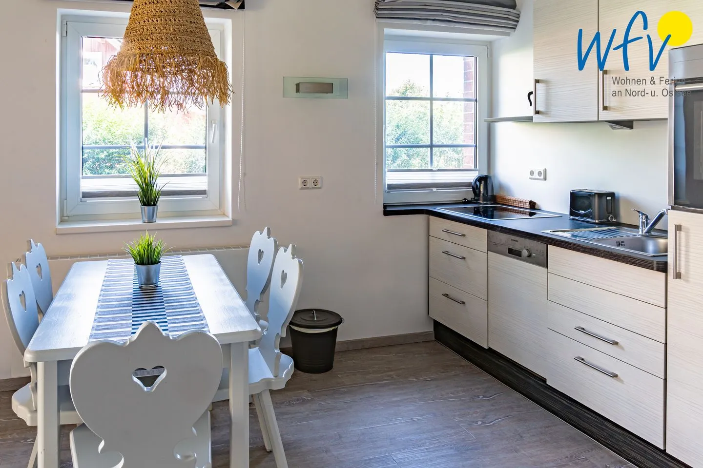 Ferienhaus am Gutspark Dranske Ferienwohnungen Sonnenaufgang und Sonnentag Rügen - Dranske - Küche / Küchenzeile