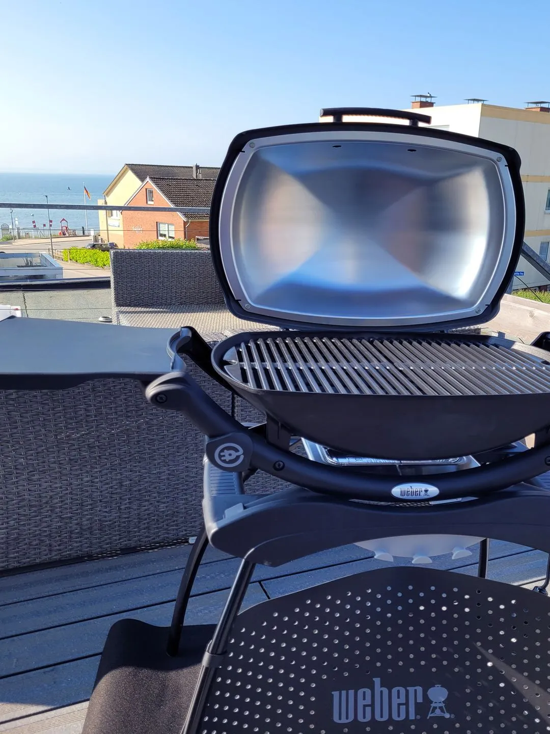 Große Penthouse Ferienwohnung mit Meerblick, Sonnenterrasse & Luxusbad von "Momentic" Sierksdorf - Elektrogrill von Weber
